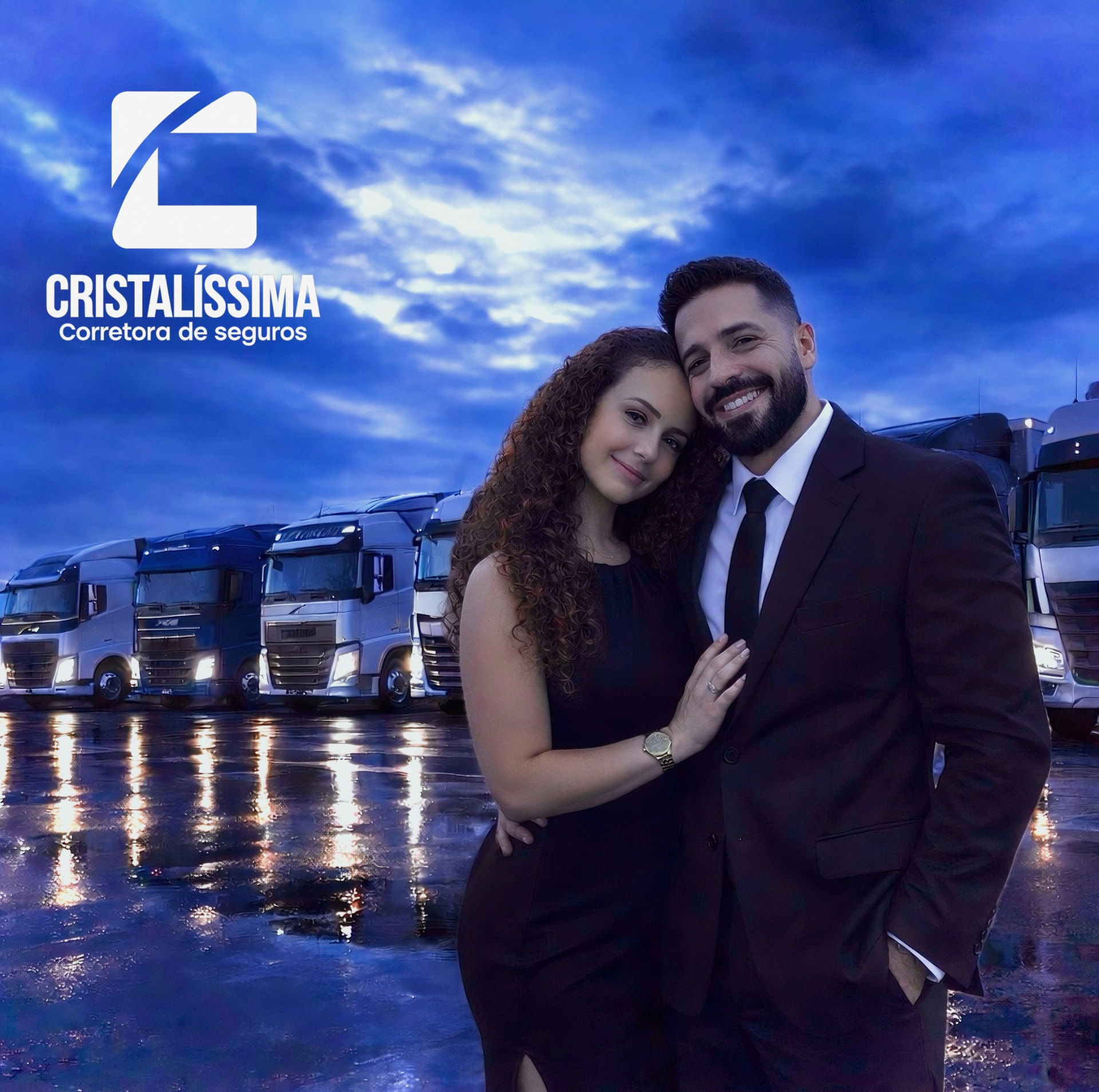 Frota de caminhões pesados da Cristalíssima alinhada no pátio ao anoitecer